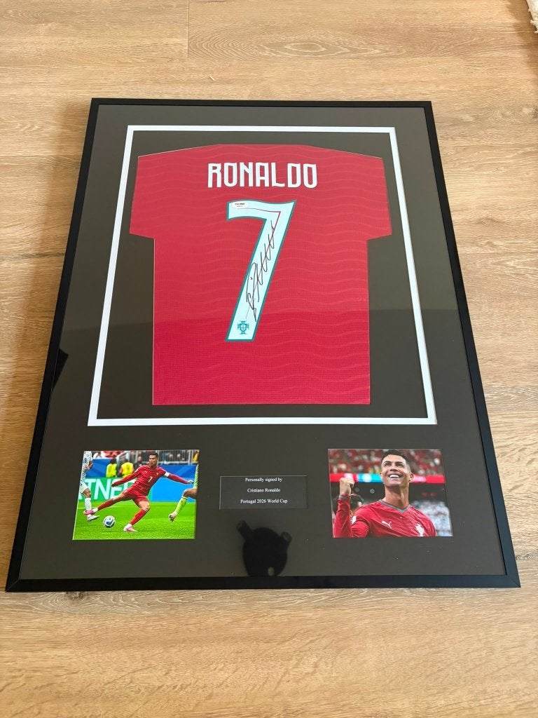 Chemise encadrée signée Ronaldo - Portugal 2026 avec COA, Enlèvement ou Envoi, Neuf, Maillot