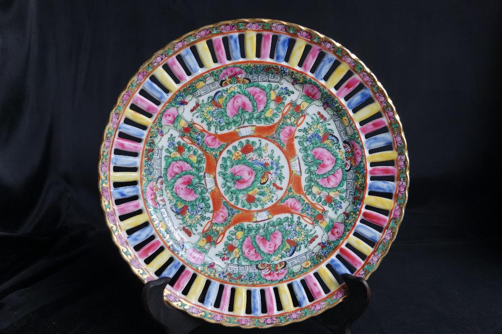 Opengewerkt Chinees porseleinen bord ' Rose Medaillon ', Antiek en Kunst, Ophalen of Verzenden