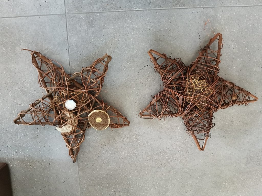 2 sterren - gevlochten takjes versierd met ornamenten 28cm, Ophalen of Verzenden