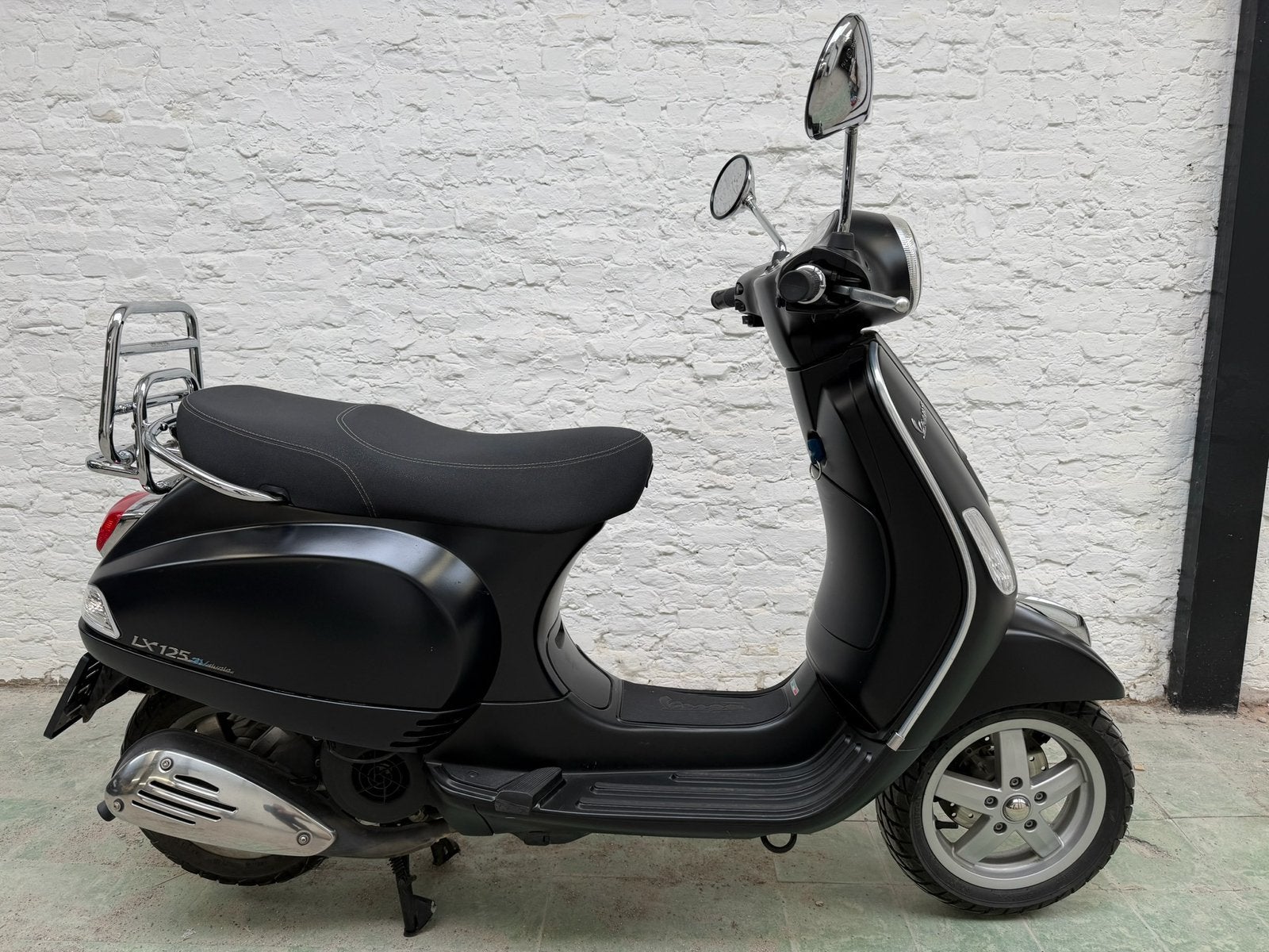 Vespa LX 125 - zeer proper - amper 4702km - matt black, Motoren, Scooter, Occasion, Bedrijf, 11 kW of minder