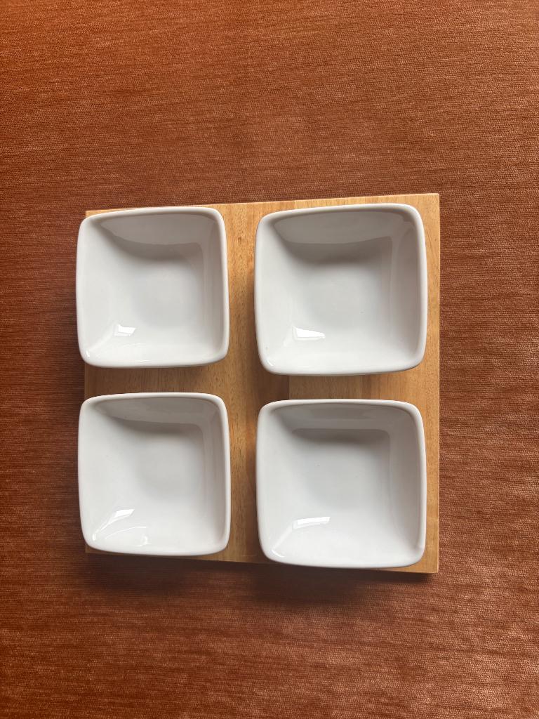 Aperitiefsetje: 4 schaaltjes op houten plank, Ophalen, Keramiek, Zo goed als nieuw, Kom(men)