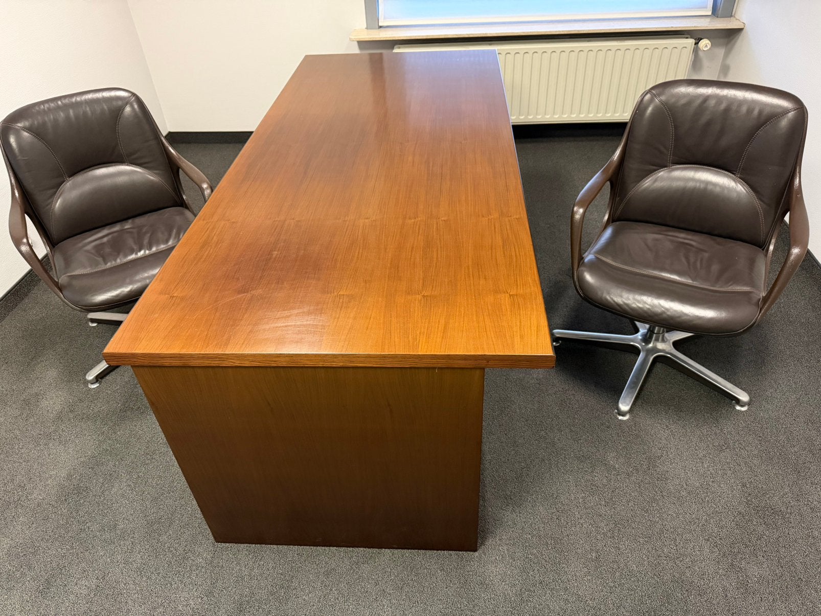 BUREAU DE CLASSEMENT 210x90 cm 2 tiroirs et sièges vintage, Enlèvement, Bureau