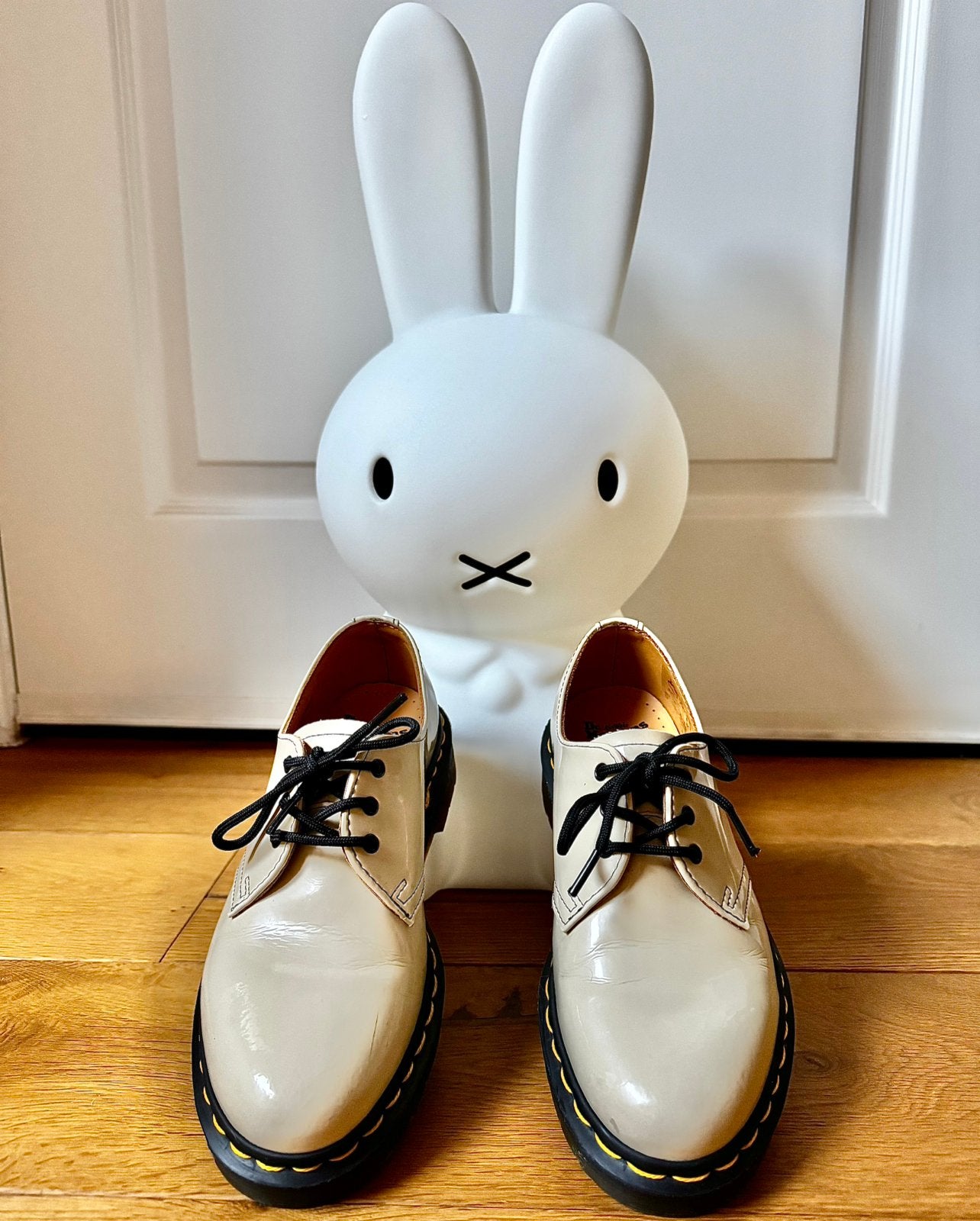 Dr. Martens cuir vernis blanc cassé T37, Enlèvement ou Envoi, Comme neuf, Blanc, Chaussures basses