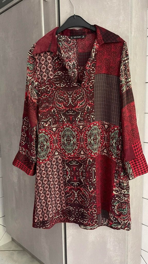 Nieuwe jurk van ZARA met bordeauxrode print L, Kleding | Dames, Zara, Ophalen of Verzenden, Nieuw, Overige kleuren