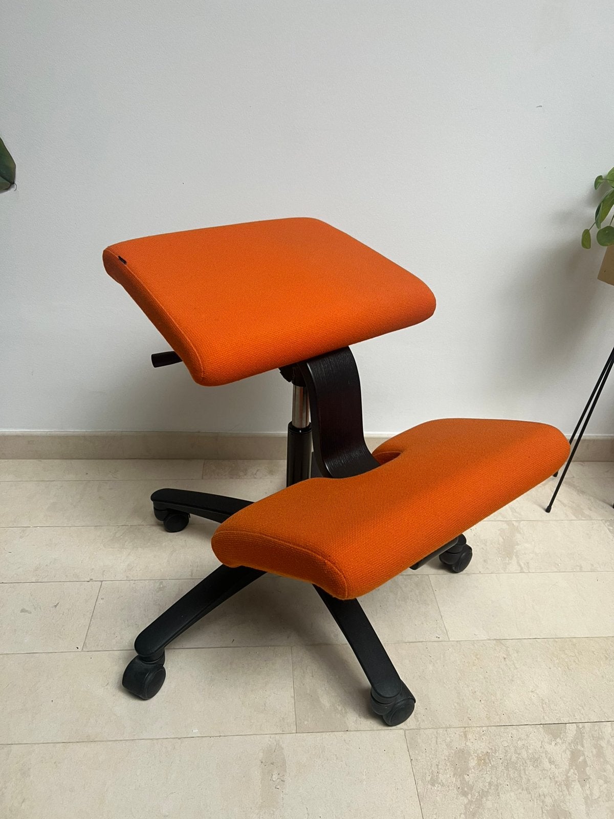 Varier bureaustoel, Huis en Inrichting, Ophalen, Zo goed als nieuw, Oranje, Bureaustoel