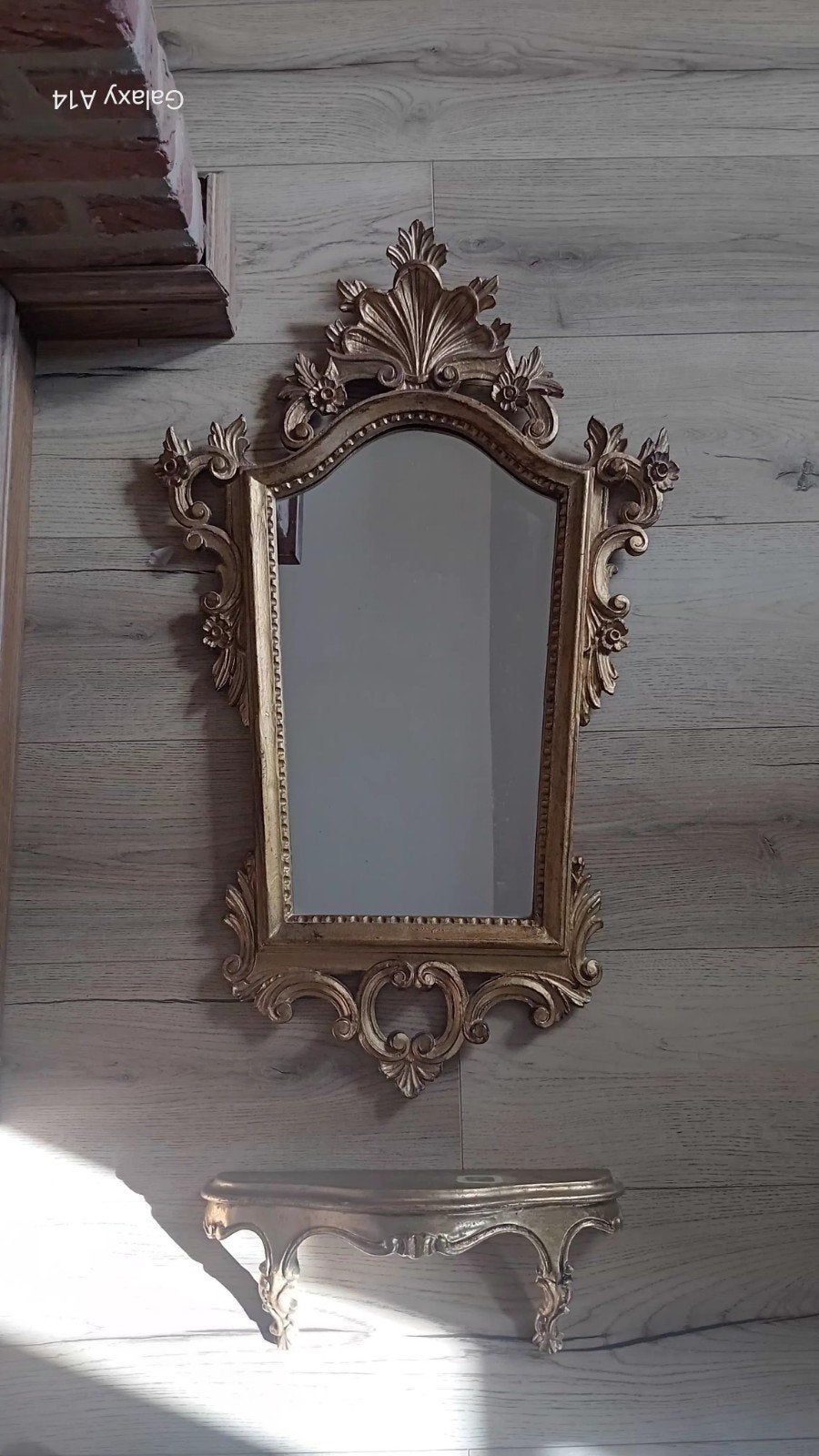 Ancien miroir doré à fronton floral et moulure perlée, Enlèvement