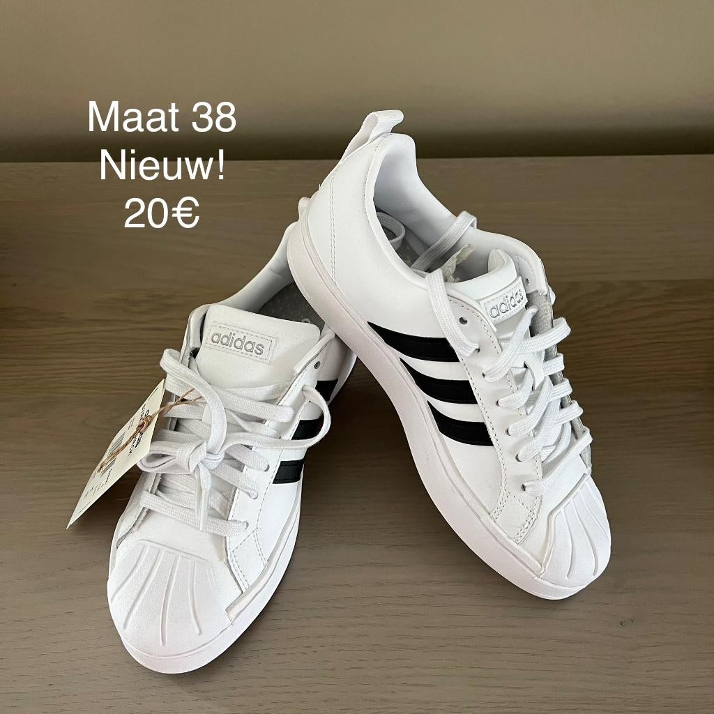 Sneakers Adidas wit met blauwe strepen - nieuw met label, Neuf, Enlèvement ou Envoi, Adidas, Sneakers et Baskets