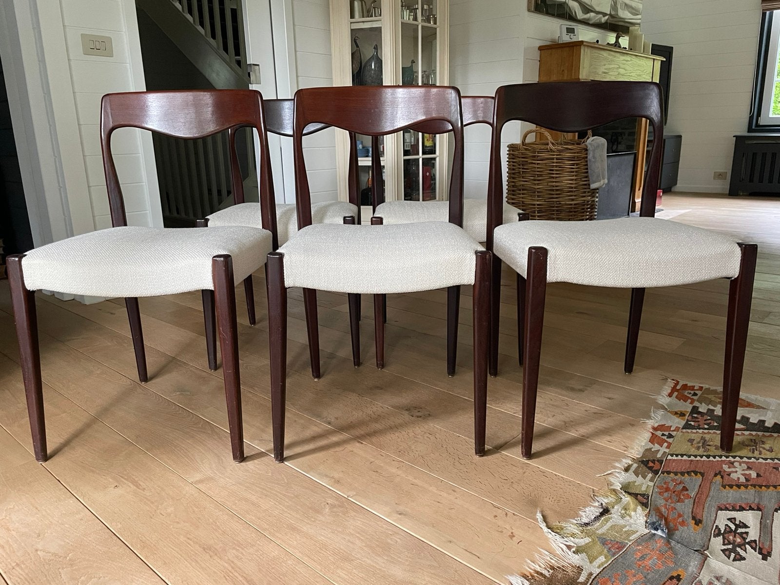 Chaises attribuées à Niels Otto Møller, Bois, Brun, Enlèvement, Cinq, Six Chaises ou plus