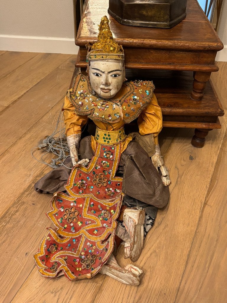 Traditionele Birmaanse marionet, Ophalen