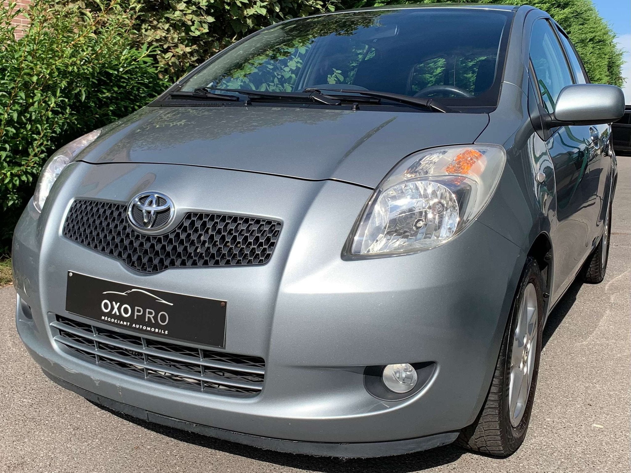 Toyota Yaris 1.3i Essence / 5 Portes / Clim Auto / Jantes Al, Argent ou Gris, 87 ch, Boîte manuelle, 5 portes