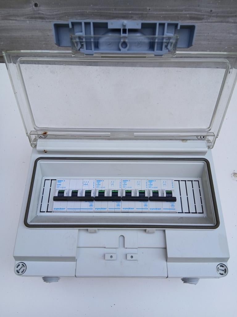 Elektriciteit kastje 1x40 amp. 3x20amp., Ophalen