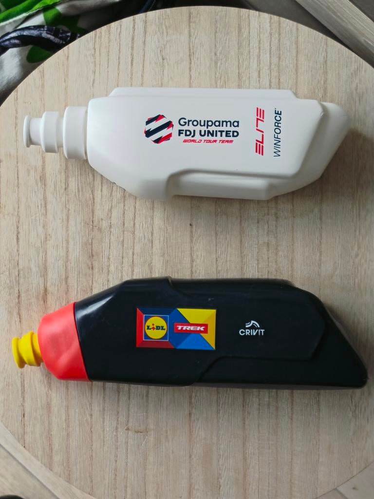 Un lot de 2 bidons à boisson pour cycliste, Envoi