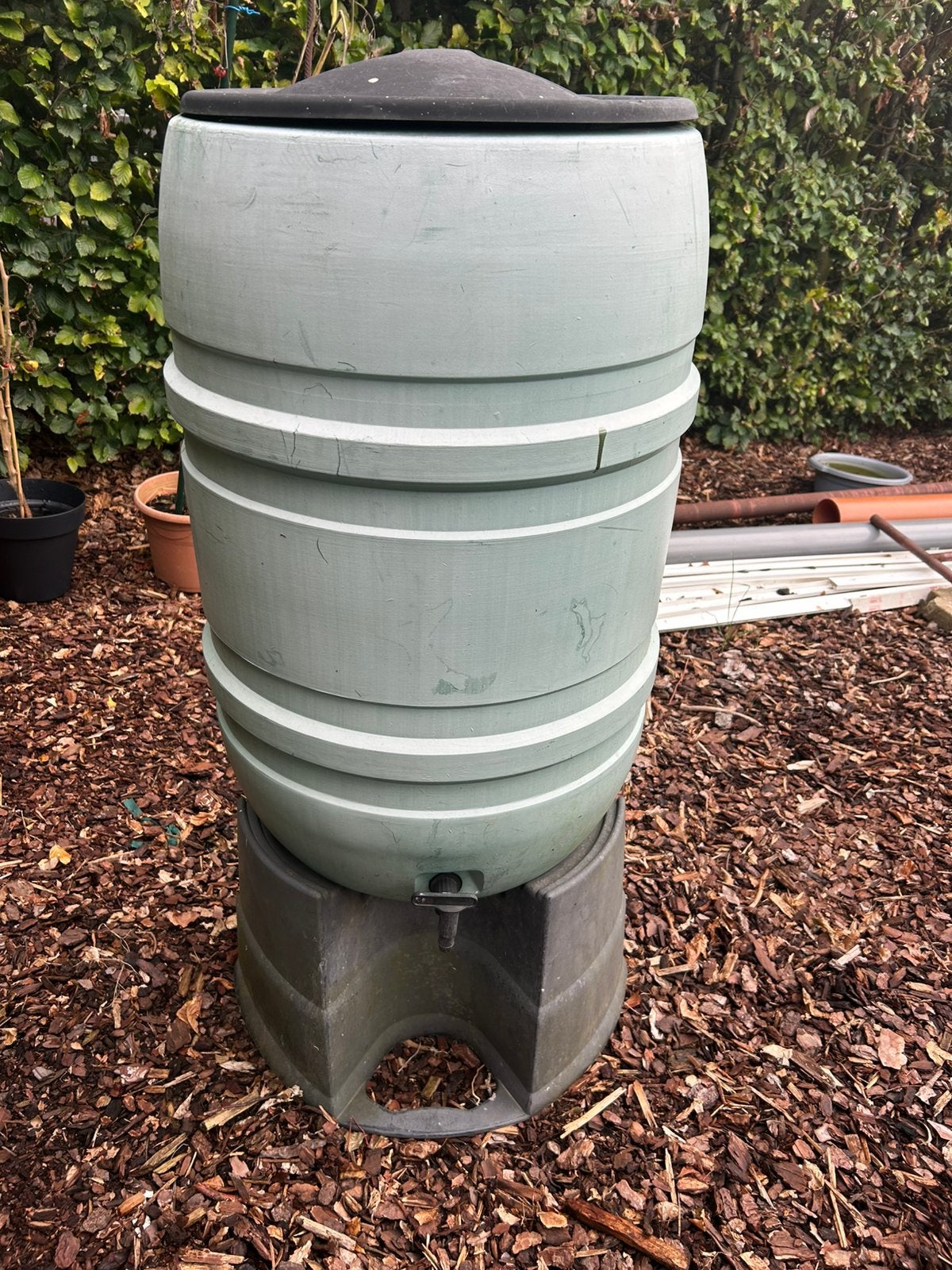 Baril de pluie 200l avec pied et grue, Jardin & Terrasse, 150 litres ou plus, Synthétique, Enlèvement, Utilisé