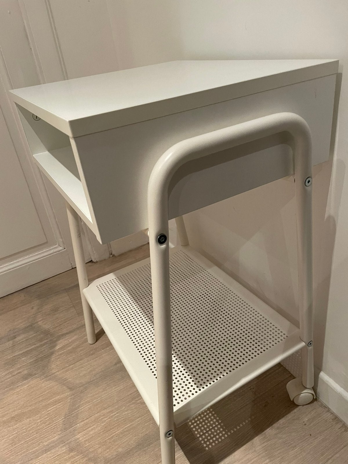 Table de chevet ikea, Enlèvement, Comme neuf, Métal