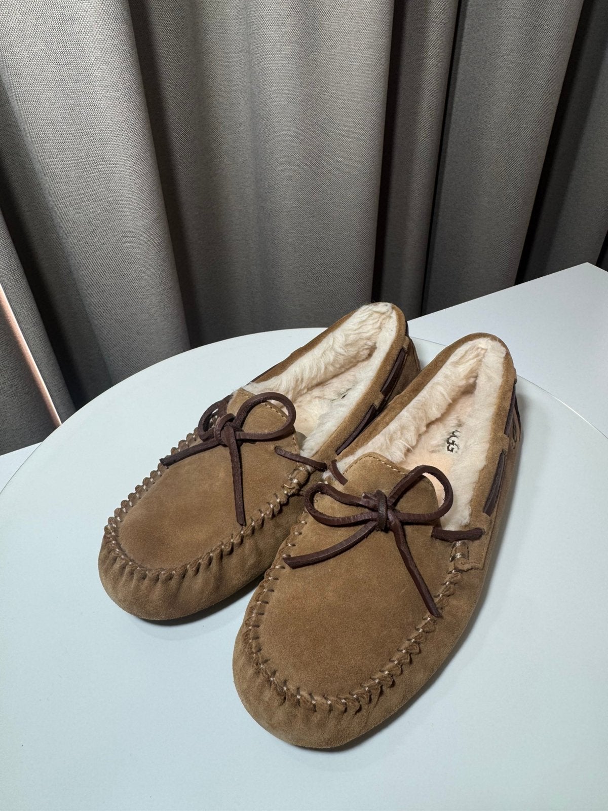 [NEUF] Mocassins / Chaussons UGG, Vêtements | Femmes, Enlèvement, Neuf, Pantoufles
