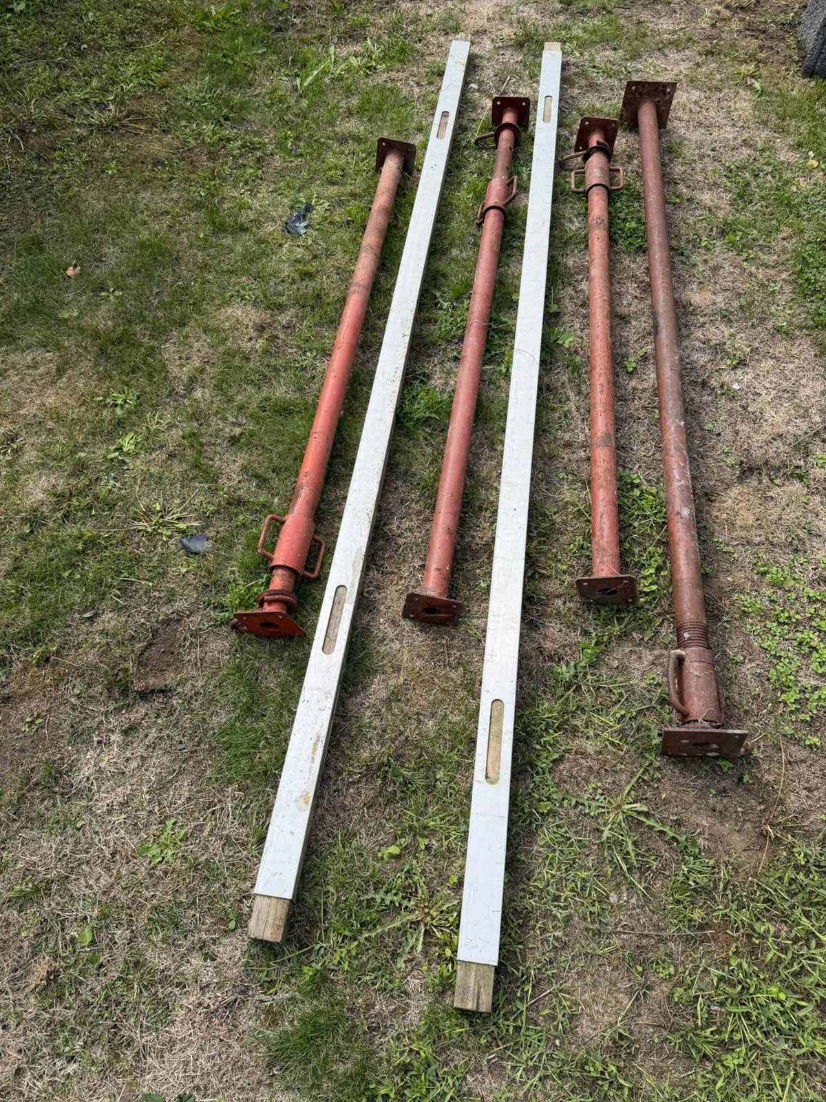 Lot de 4 étais de chantier + 2 profilés/règles de maçon, Enlèvement, Comme neuf