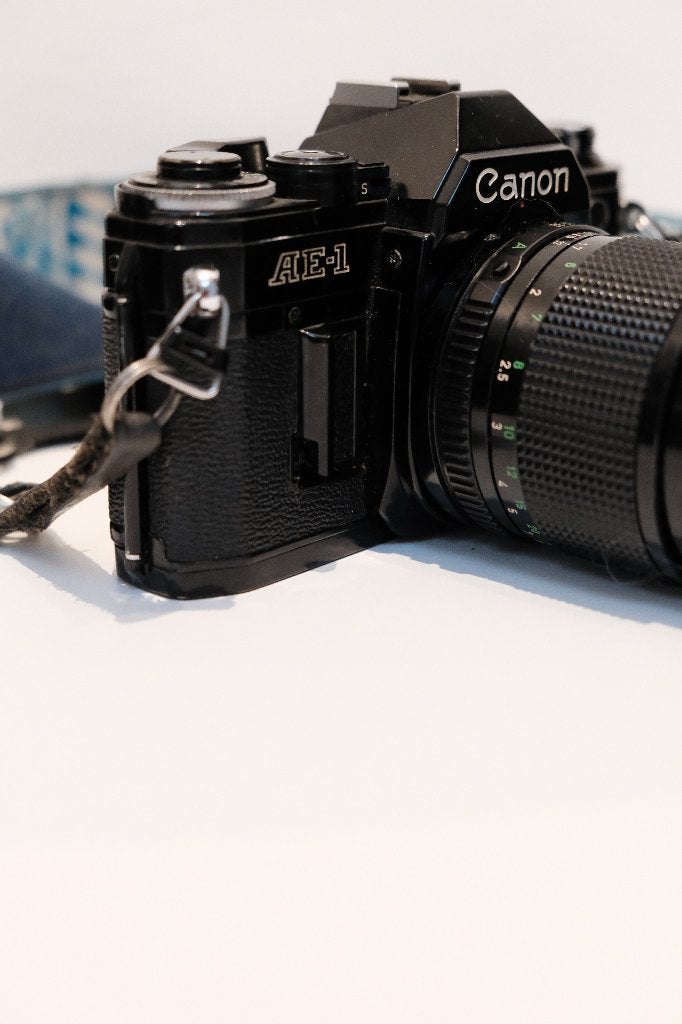 Canon AE-1 + Canon FD 135mm f/3.5 TESTÉS ET FONCTIONNELS, Enlèvement ou Envoi, Utilisé, Reflex miroir, Canon