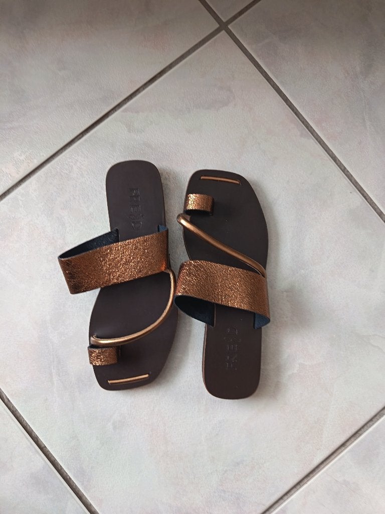 Nieuwe bronzen teenslippers van 38, Overige kleuren, Nieuw, Sandalen of Muiltjes, Ophalen of Verzenden