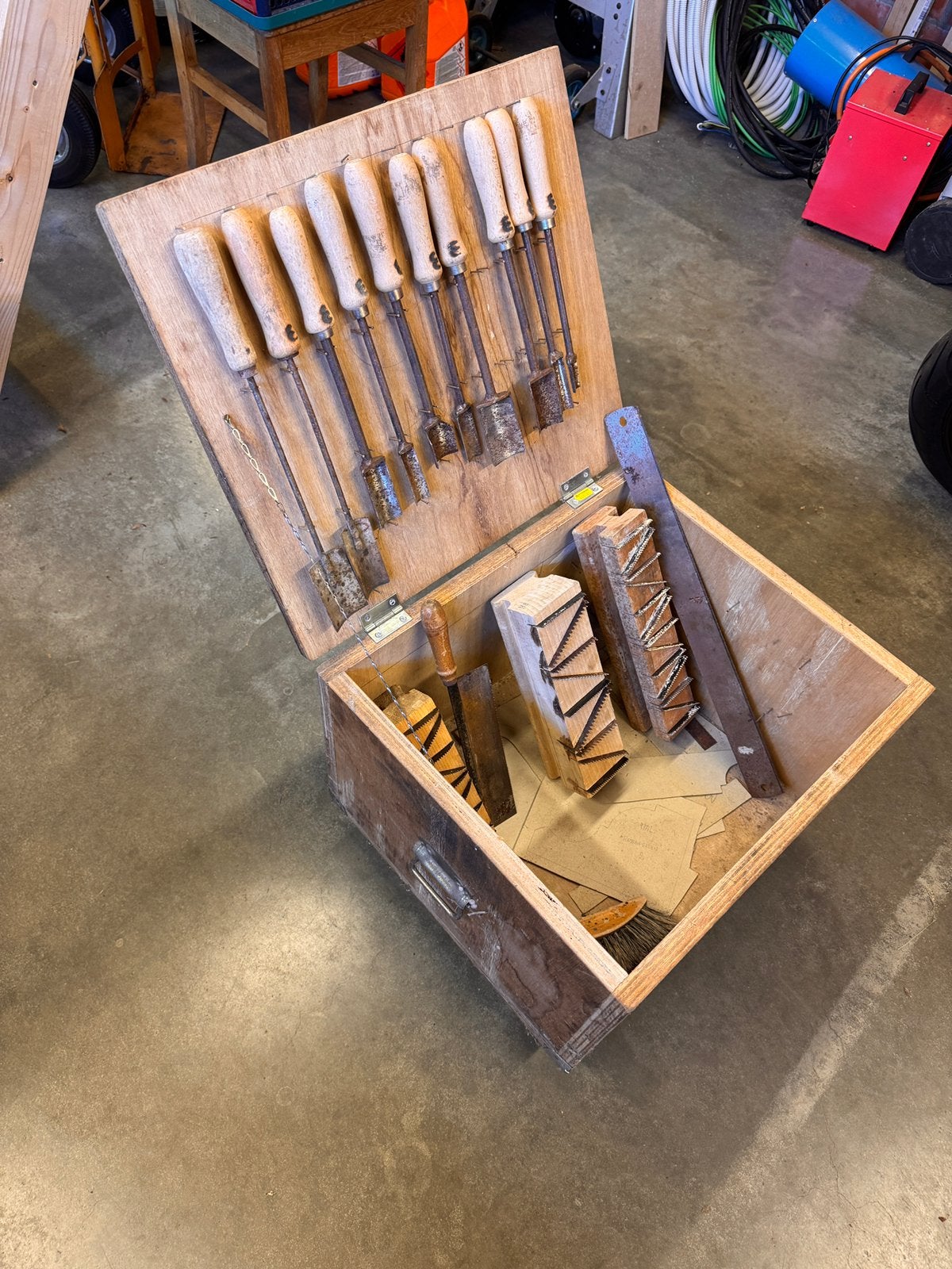 Mergelbewerking volledig koffer gutsen en schaven, Antiquités & Art, Antiquités | Outils & Instruments, Enlèvement