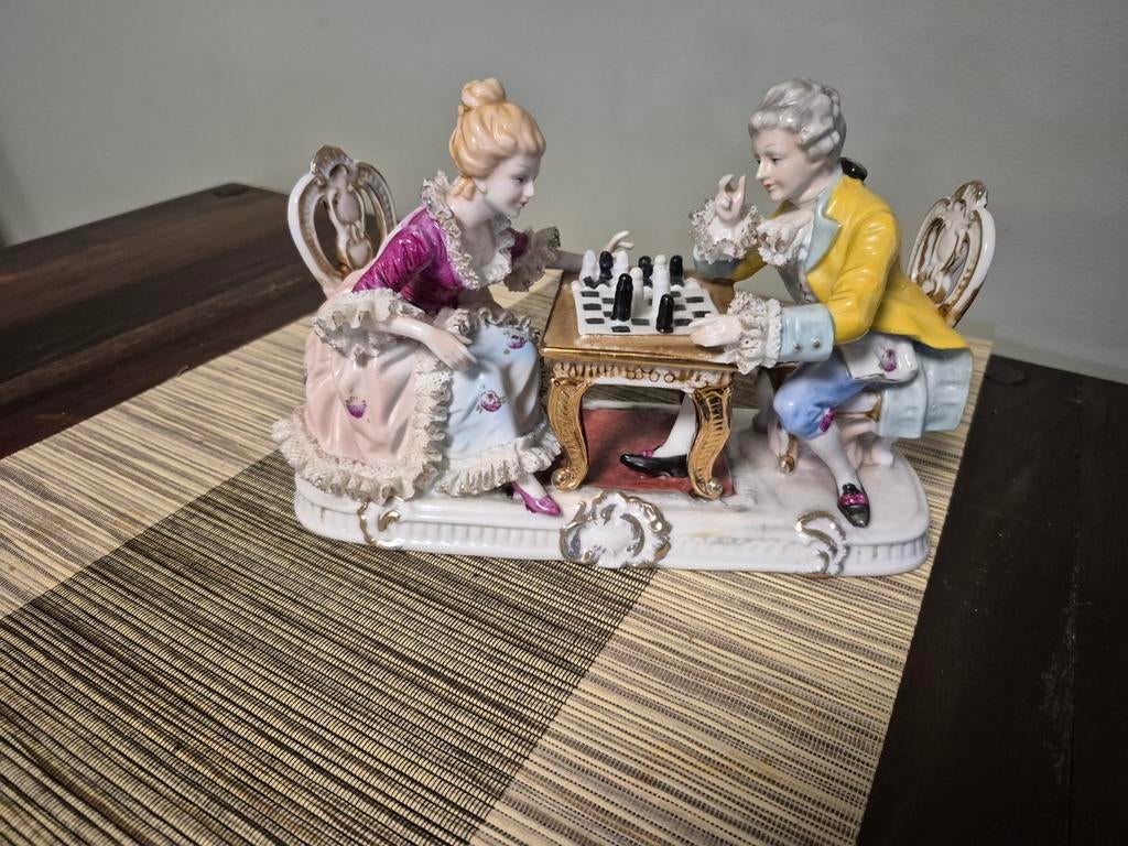 Scène d'échecs en porcelaine du XVIIIe siècle, Enlèvement ou Envoi