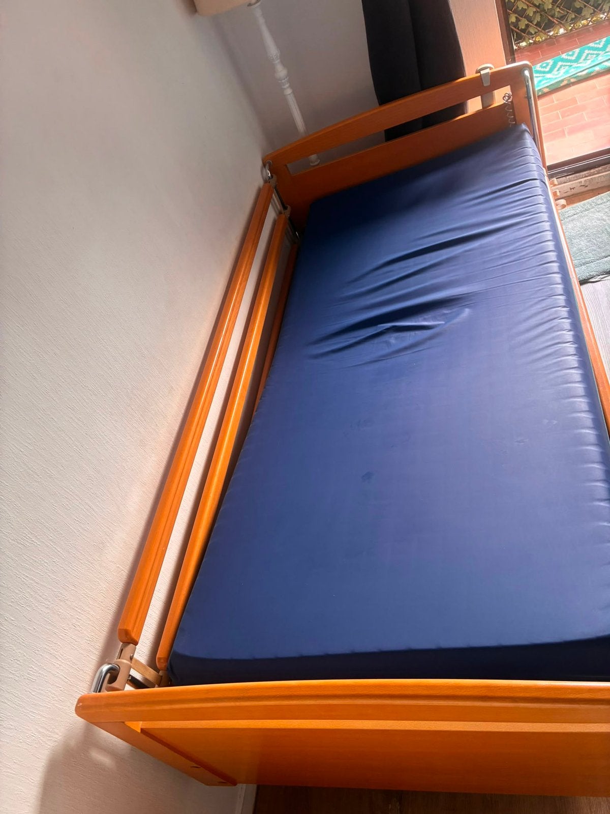 Zorgbed, Huis en Inrichting, Slaapkamer | Bedden, Ophalen, Zo goed als nieuw