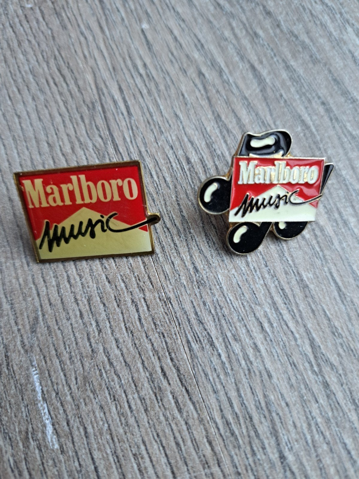 2 pins  cigarette Marlboro  Music, Collections, Enlèvement
