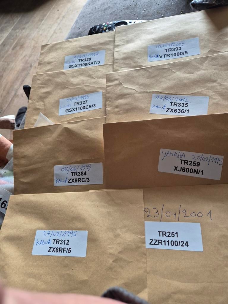 Diverse kaders met papieren, Motoren, Ophalen