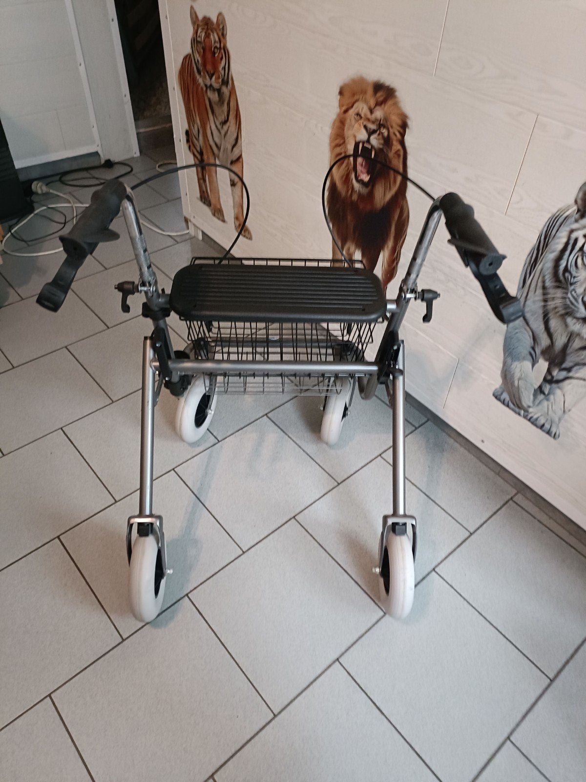 Tribune déambulateur pliable 4roues, freins et assise, Divers, Enlèvement
