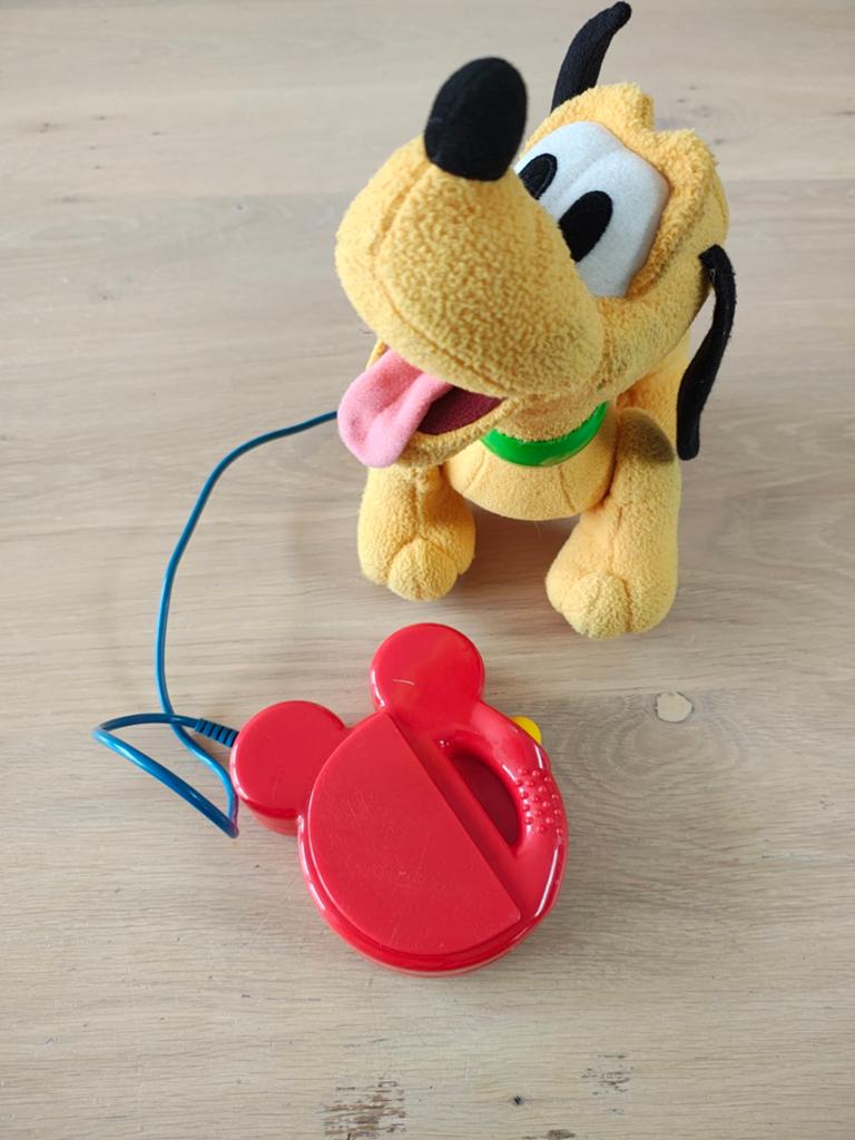 Pluto blaft en kwispelt, Enlèvement