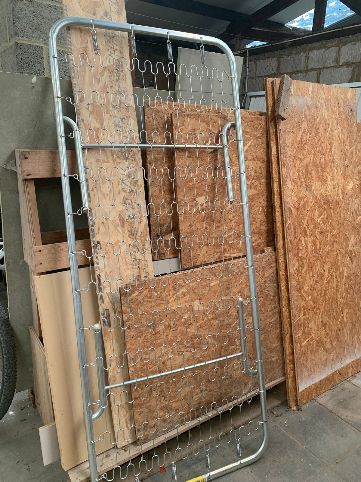 2 metalen onderstellen met poten, Ophalen, Gebruikt, Eenpersoons, 190 cm of minder