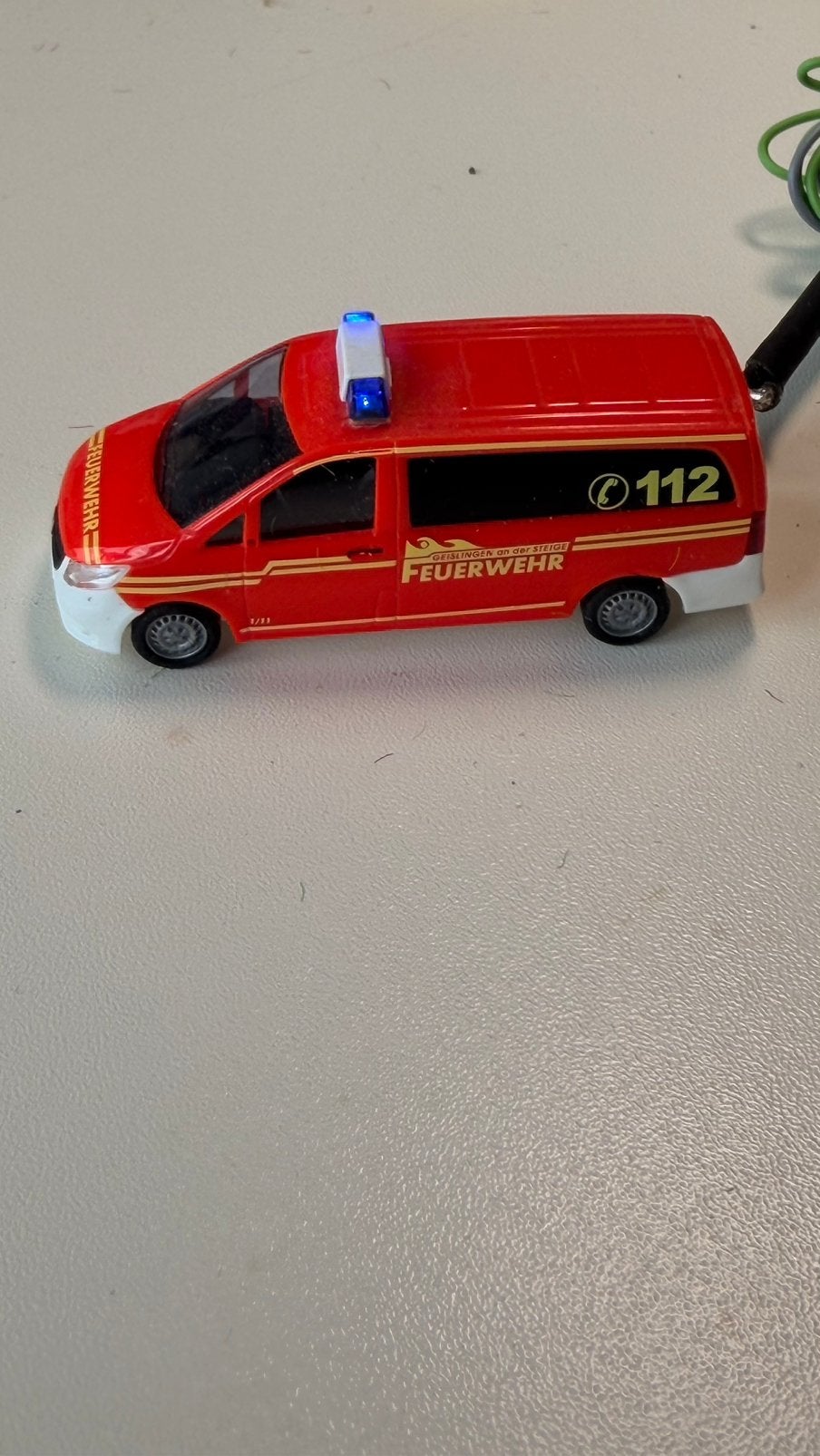 Mercedez benz Vito brandweerwagen met zwaailichten, Hobby & Loisirs créatifs, Enlèvement, Comme neuf