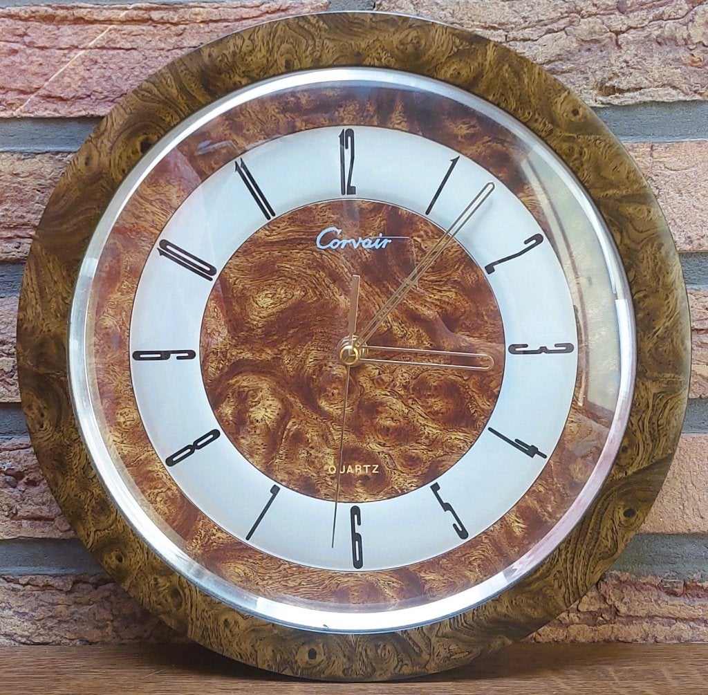 Corvair Quartz wandklok - jaren '70 -'80 - Wortelhout look, Huis en Inrichting, Woonaccessoires | Klokken, Ophalen, Wandklok, Analoog