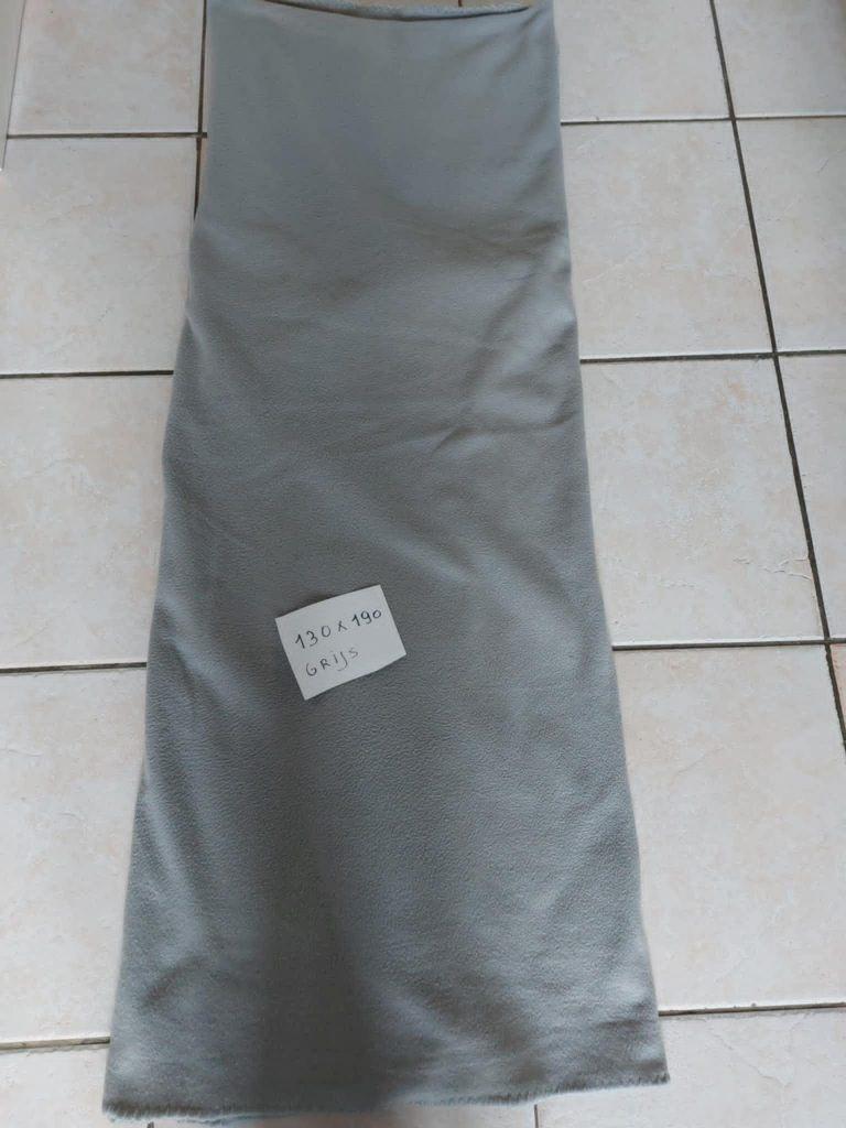 Deken Fleece één grijs en één lichtbruin Beide nog nieuw, Huis en Inrichting, Ophalen, Nieuw, Grijs