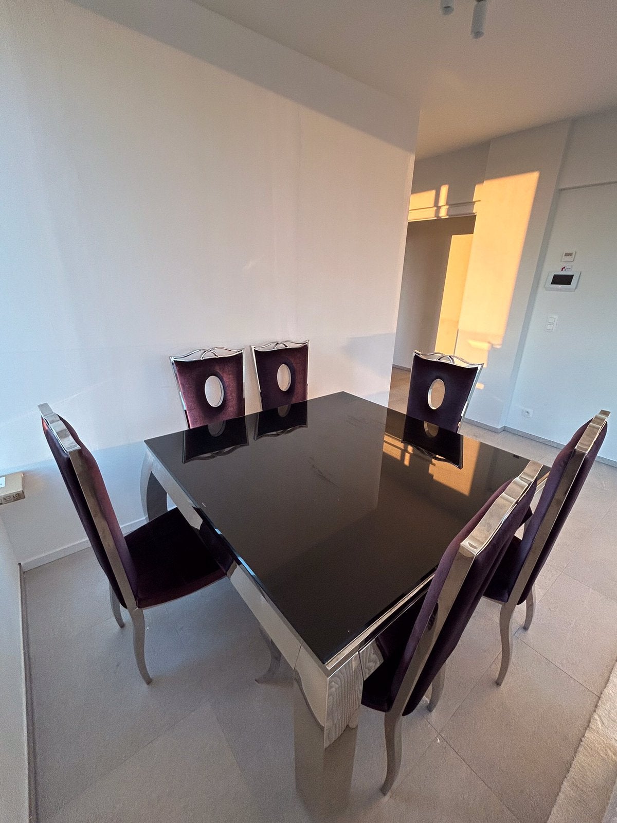 Table avec ses six chaises, Bruxelles