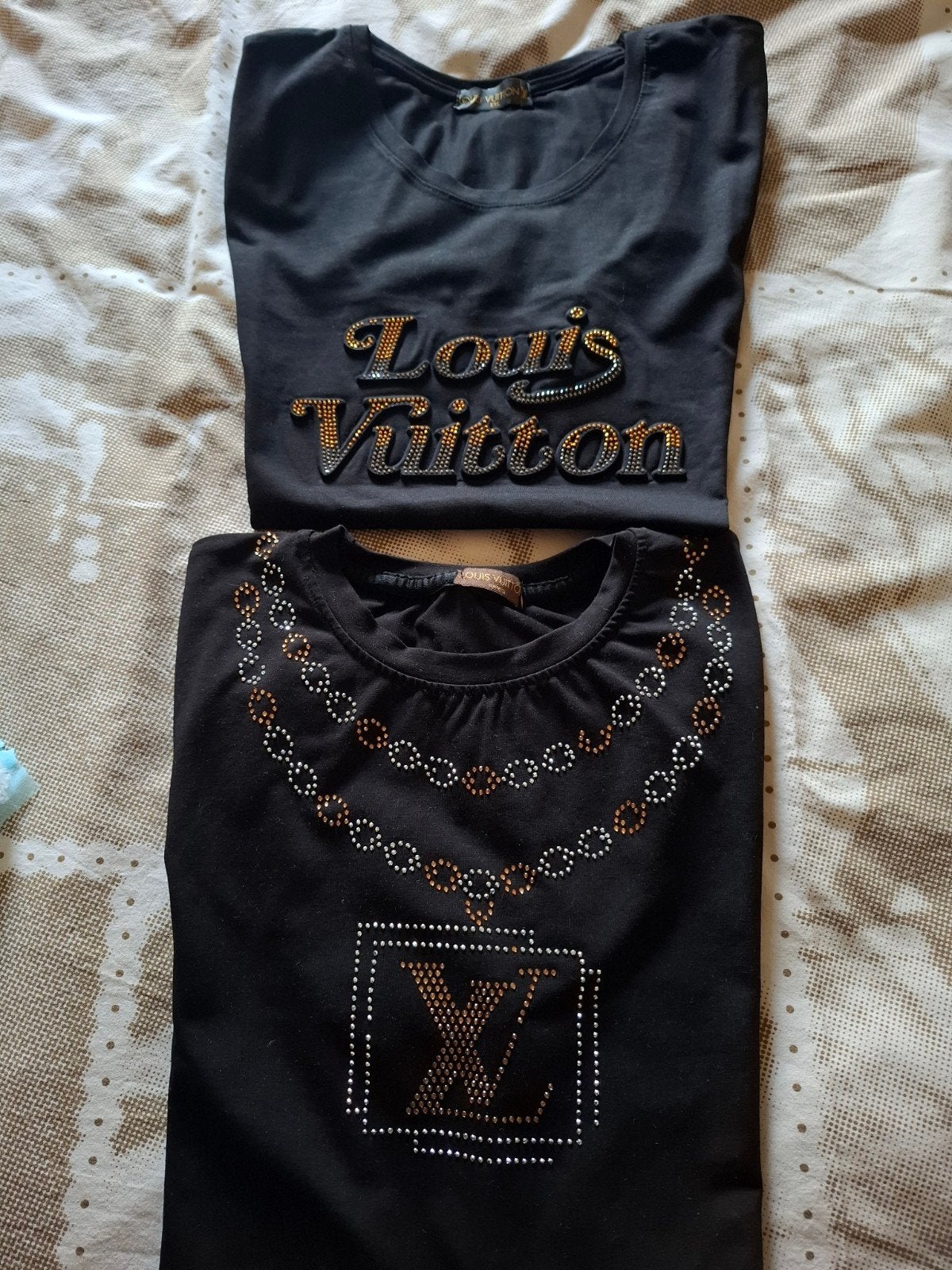 2 t shirts Louis vuitton, Vêtements | Femmes, Enlèvement ou Envoi