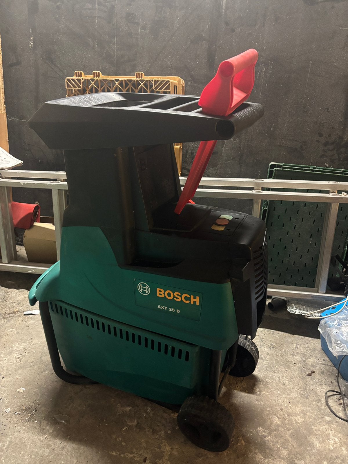 broyeur de végétaux Bosch AXT 25 D, Tuin en Terras, Hakselaars, Zo goed als nieuw, Elektrisch, Met opvangzak, Ophalen