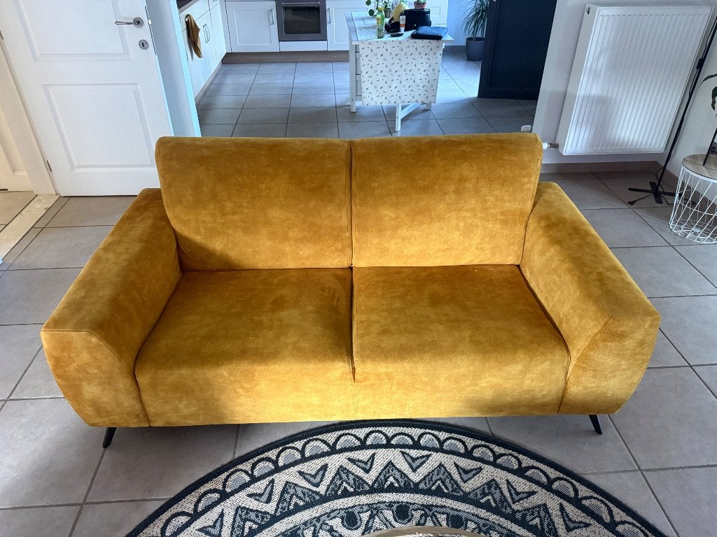 Bank okergeel velvet 2,5 zitter, Maison & Meubles, Canapés | Salons, 75 à 100 cm, Comme neuf, Enlèvement, Deux personnes