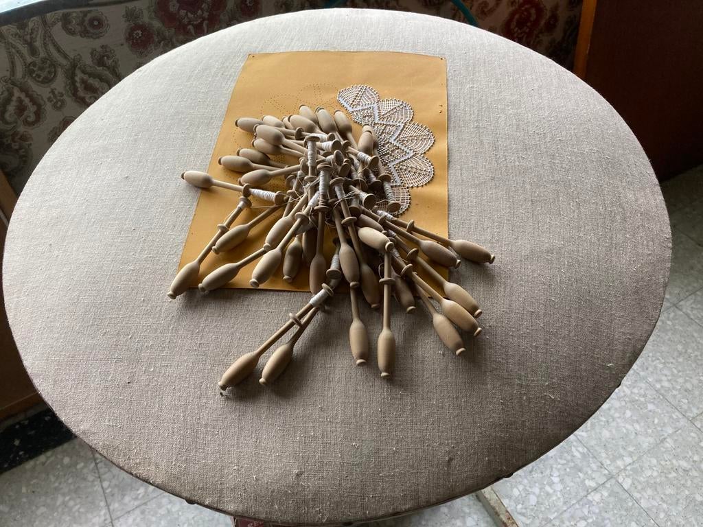 Coussin en dentelle + bobines, Enlèvement, Comme neuf