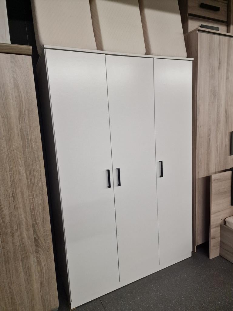 3 deur kleerkast wit 299 €, Huis en Inrichting, Kasten | Kleerkasten, Ophalen