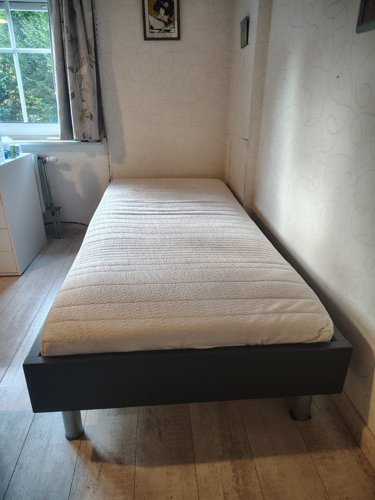 Donker 1-persoonsbed met matras, Ophalen