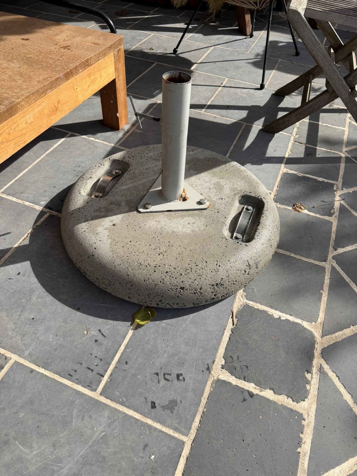 Parasolvoet oerdegelijk beton en inox hendels, Tuin en Terras, Ophalen, Zo goed als nieuw, Parasolvoet