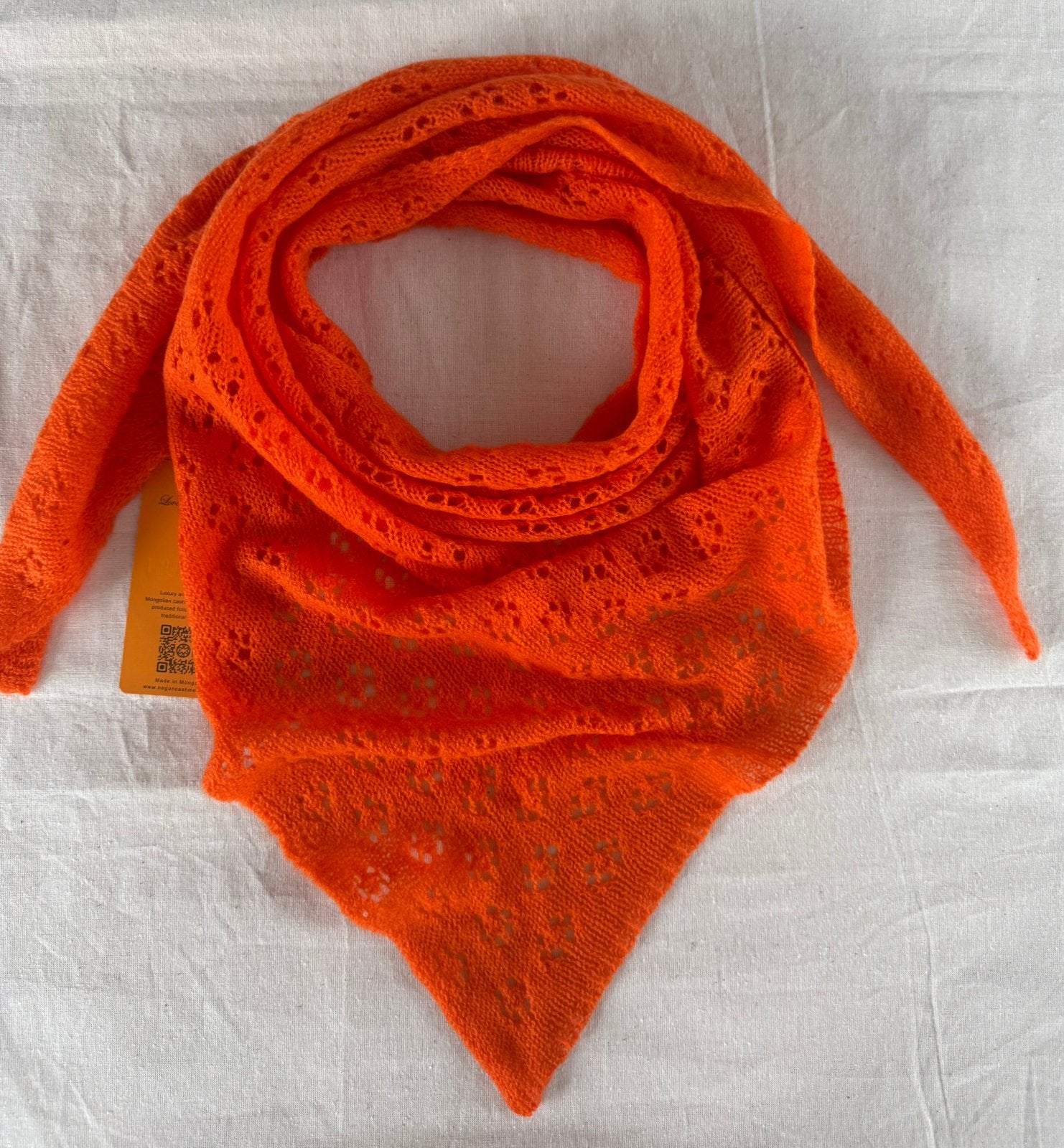 triangular scarf made from 100% cashmere., Kleding | Dames, Mutsen, Sjaals en Handschoenen, Ophalen of Verzenden, Nieuw, Maat 36 (S)