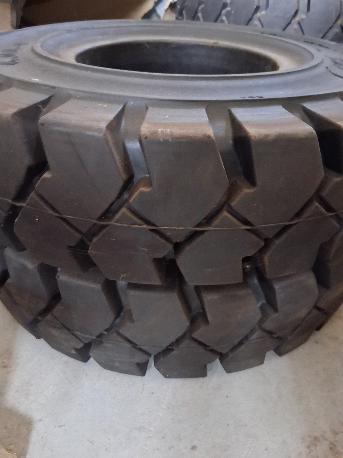 Pneus pleins élévateur 7.00-12 neufs