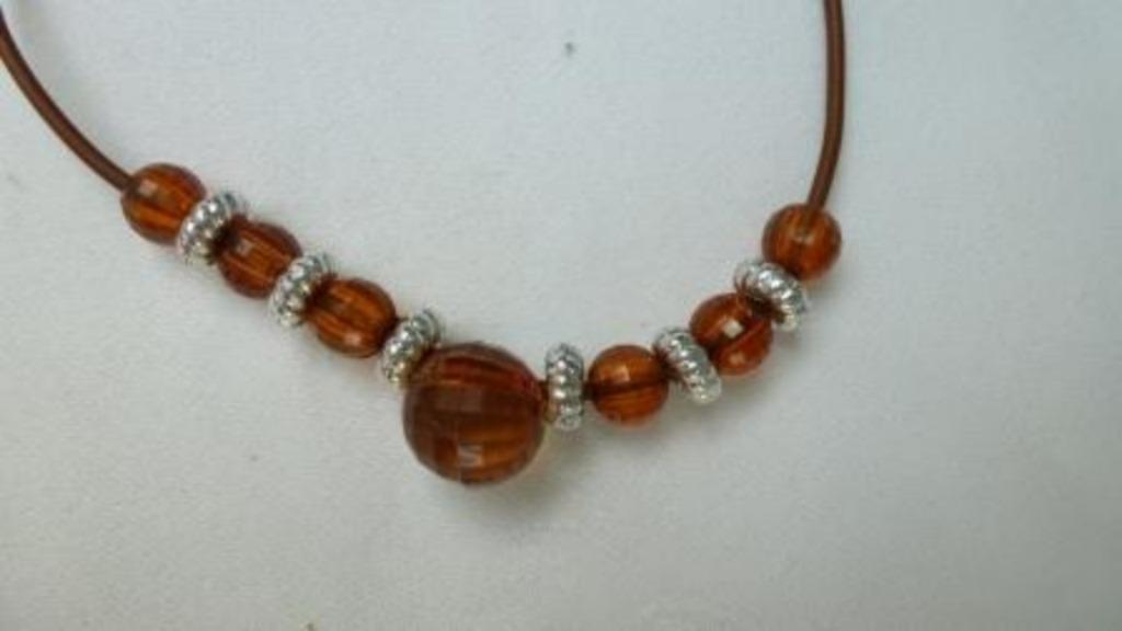 collier collier en plastique marron, Bijoux, Sacs & Beauté, Colliers, Enlèvement ou Envoi, Comme neuf, Brun, Autres matériaux