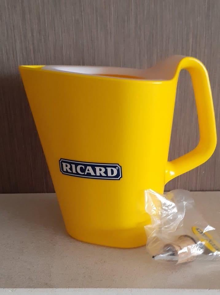 Grote gele plastic Ricard waterkan + schenktuit, Ophalen of Verzenden, Zo goed als nieuw