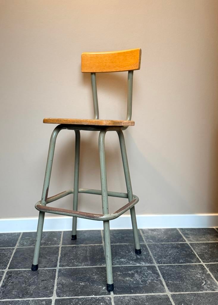 Vintage schoollaboratorium stoelen (4), Ophalen, Gebruikt, Met voetsteun, No@mail.be
