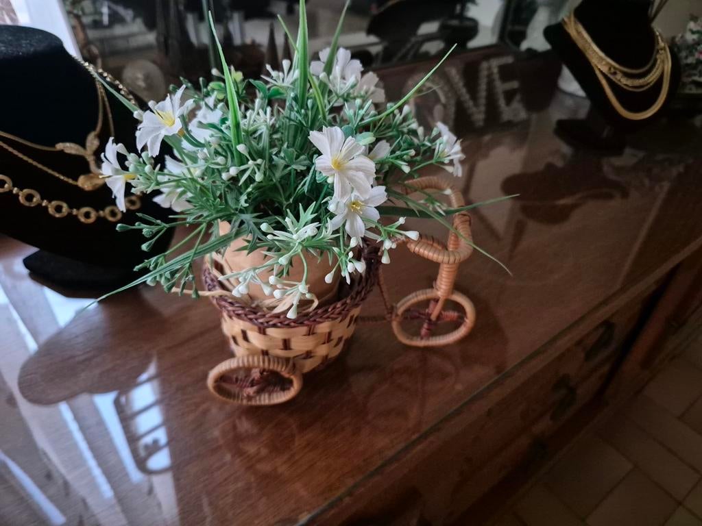 Prachtige rieten mandje op wielen met kunste bloemen/ plant, Kinderen en Baby's, Ophalen of Verzenden, Zo goed als nieuw