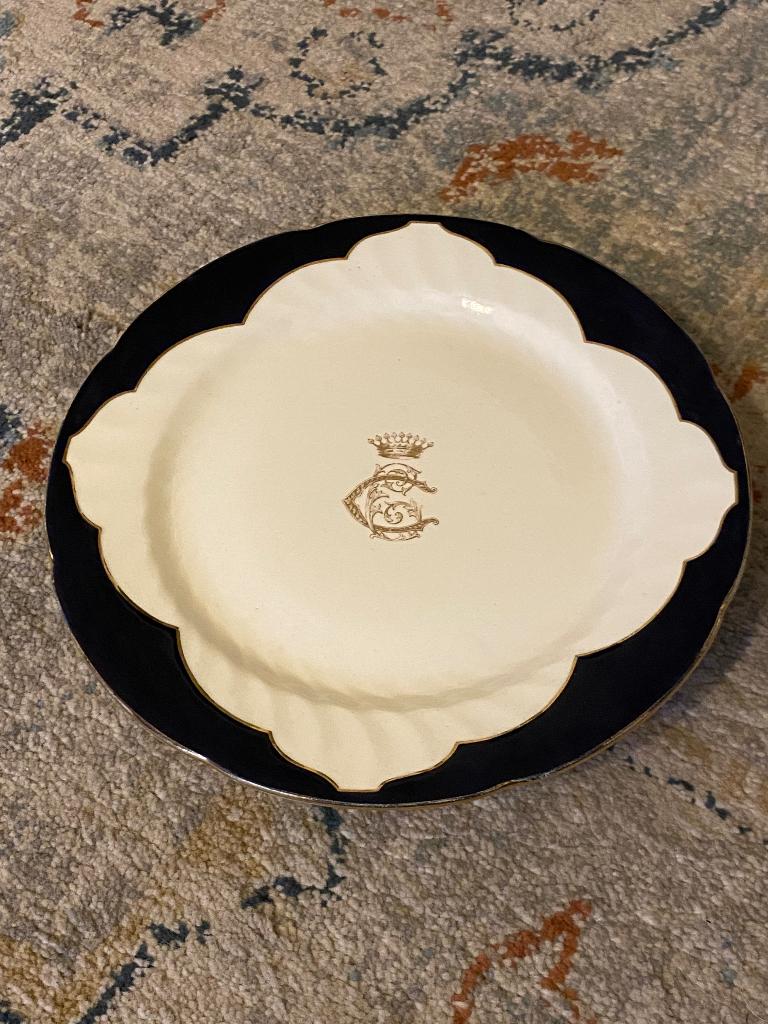 Plat monogrammé en porcelaine France Paris, Enlèvement ou Envoi
