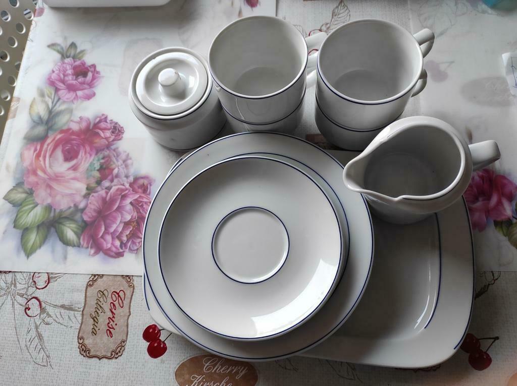 Witte borden met blauwe rand en andere met bloemen., Huis en Inrichting, Ophalen, Gebruikt