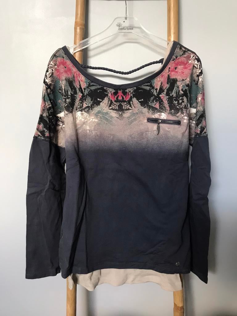 Pull Garcia bleu marine avec motifs et top beige. Taille M, Garcia, Porté, Taille 38/40 (M), Bleu